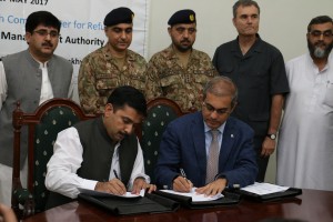 UNHCR Representative in Pakistan, Indrika Ratwatte and Director General FATA FDMA Muhammad Khalid signing tents handover documents at the FATA Secretariat. Officials from TDP Secretariat are also present at the occasion. (C)UNHCR/S.Khan 