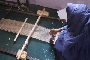 Adeela Bibi weaving rug at the Safe from the Start centre. © UNHCR/ H.Karem 